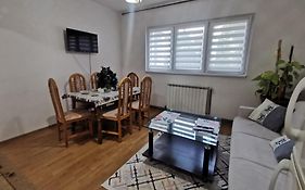 Rest & Recharge 4Bdr Apt- Free Parking, Ac & Garden